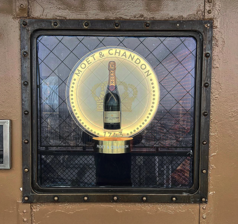 Moët & Chandon - PLV sur mesure - Tour Eiffel 